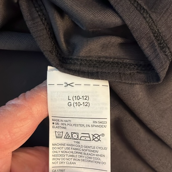 Old Navy Active breath on sleeveless black sports top. Size Large(10-12) - Picture 8 of 8